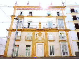 Magnífica restauración de una casa barroca con decoraciones esgrafiadas en la calle Real.