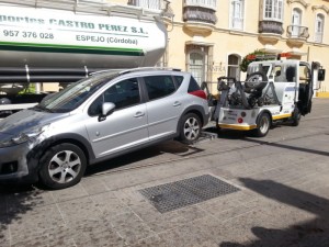La grúa se lleva un vehículo de la calle Lope de Vega.