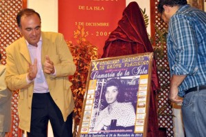 Descubrimiento del cartel del memorial.