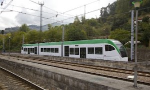 El tranvía de la Bahía con las dos alturas de puertas para andén de tranvía y tren.