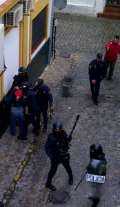 La Policía procede a la detención mientras se ven los antidisturbios provisto con su arsenal.