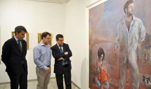 El autor entre el alcalde y el delegado de Cultura.