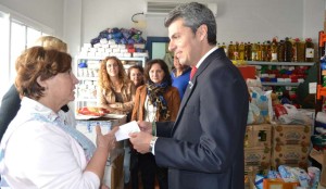 Un momento de la entrega al comedor social de El Pan Nuestro.
