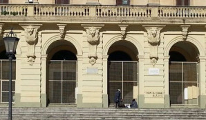 Grupo de indigentes en el atrio