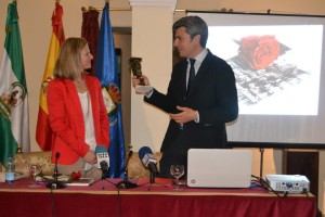 Entrega de un recuerdo a la autora/.A.Z.