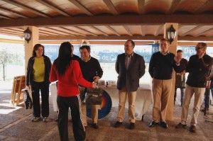 Loaiza entrega uno de los premios