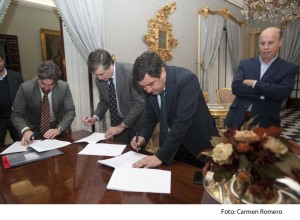 Loaiza suscribe polizas ante la mirada de Liaño