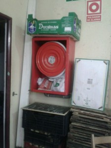 boca de incendio como estanteria