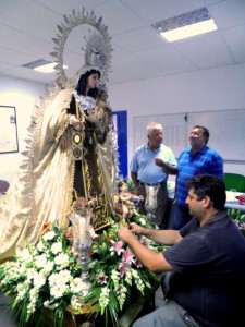 La imagen preparándose este año, frente a los miembros del Club Náutico.