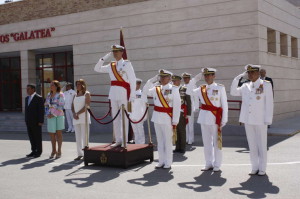 S.M. el Rey recibido con los honores de ordenanza.