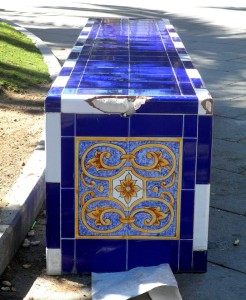 Desconchones en un banco de la Alameda