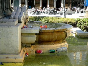 Basura en la fuente de la Plaza del Rey