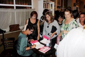 Durante la firma de ejemplares