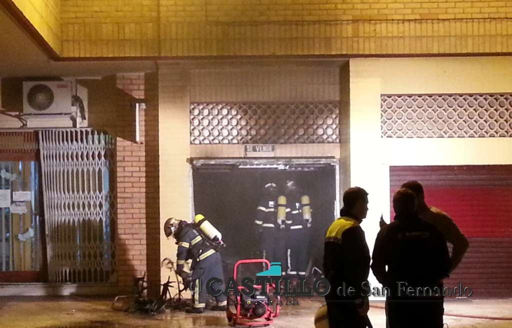 Los Bomberos impiden que el incendio de un garaje en El Almendral vaya