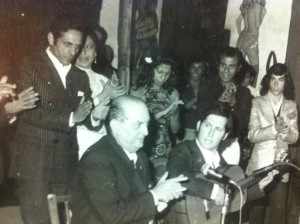 Chiringuito a la derecha, tocando las palmas a Juan Vargas y Antonio Núñez. A su lado Cojo Farina, su hija Gabriela, Curro la Gamba (esposo de la Perla)
