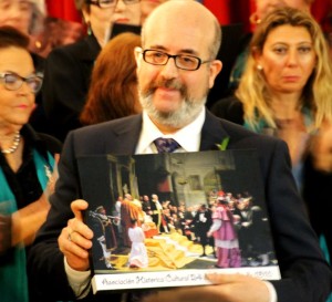 El pregonero, Luis de Celís, con su obsequio. Fotografía de Marian Gómez