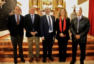 El presidente de la Asociación entre el pregonero y el representante municipal, Ángel Martínez. Fotografía de Marian Gómez