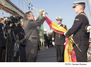 Loaiza impone la corbata en la bandera de Elcano en presencia del comandante del buque