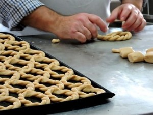 Los roscos, en proceso de elaboración