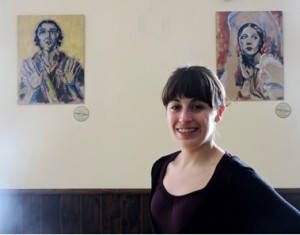 La artista frente a dos de sus obras