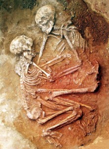 Enterramiento doble abrazado con ocre en su mitad inferior