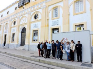 Frente al armario eléctrico de La Compañía de María