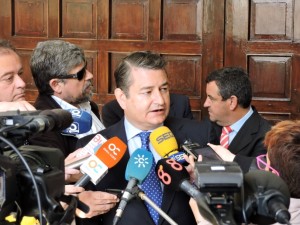 Sánchez Cabello, Delegado del Gobierno en Andalucía, a las puertas de San Francisco.