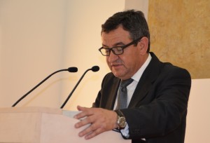 El regidor isleño, durante su lectura.