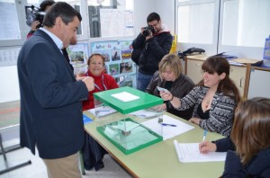 El actual alcalde, José Loaiza, durante su última votación.