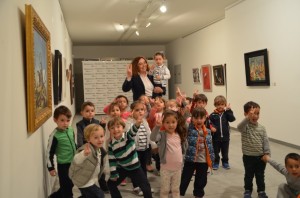 La delegada de Educación junto a los pequeños visitantes.