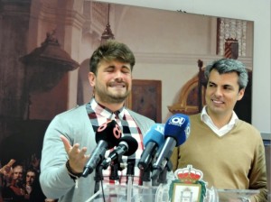 Fran Ocaña entonando uno de sus temas, durante la presentación en Cultura.