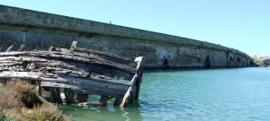 Restos de una antigua embarcación junto al Puente Suazo.