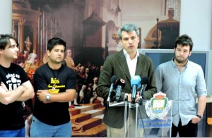 Algunos miembros de Kilómetro Zero, junto al delegado de Cultura.