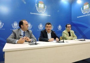 El alcalde junto al concejal popular Ángel Martínez y el crítico gastronómico José Oneto, durante la presentación del Congreso.