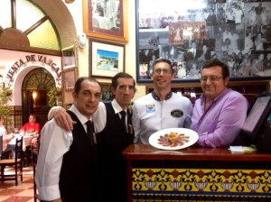 Lolo Picardo, gerente de la Venta, junto al cortador Antonio González y el personal.