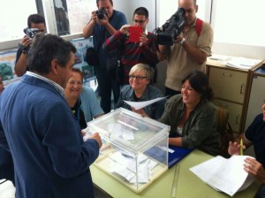 José Loaiza votando en el CEIP Almirante Laulhé.