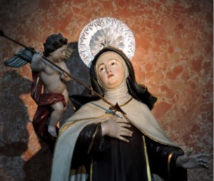 Antigua talla napolitana de la santa, al culto en la Iglesia del Carmen.