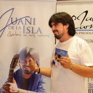 El artista, con su nuevo disco en la mano.