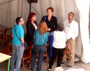 Corrillo improvisado bajo la carpa.