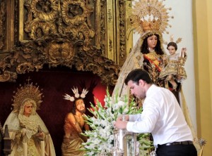 Últimos retoques al paso de la Patrona.