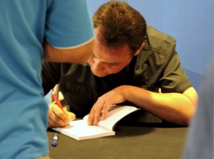 Firmando un ejemplar.