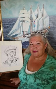 La autora, junto a algunas de sus obras.