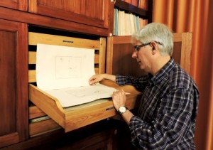 Consultando ejemplares de la colección cartográfica.