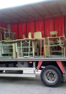 Camión con el mobiliario donado por SIGLER.