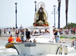 La Virgen al llegar al pantalán. 2015