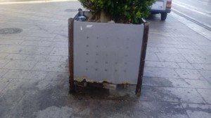 Jardinera oxidada y suciedad.