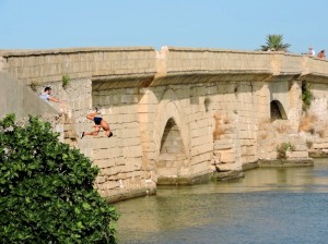 Jóvenes se lanzan desde el puente.