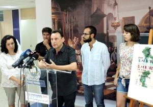 Algunos integrantes de Rayuela junto al edil de Cultura, durante la presentación.