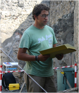 El ponente, durante una excavación.