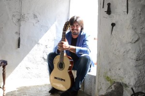 El artista, junto a su guitarra.